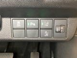 ハンドルの右側にはヘットライトリベライザーとHondaセンシング用のメインスイッチがついています。ヘッドライトリベライザーは道路状況や積荷の加重に応じてライトの高さを調節できます。