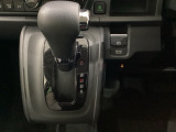 CVT車のセレクトレバーです。低速から高速まで、変速ショックのないスムーズな走りと、エンジン効率のよい領域を維持して燃費にも貢献します。サイドブレーキはスイッチ操作の電子制御パーキングブレーキです。