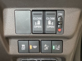 両側電動スライドドアは運転席から操作ができるよう、操作スイッチが付いています。Hondaセンシング用のVSA(ABS+TCS+横滑り抑制)解除と路外逸脱抑制機能のオンオフスイッチなどがあります。
