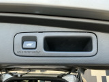 お好みの位置で止められるメモリー機能付の電動リアゲートです!後ろが狭い駐車場でもスムーズに荷物を積めて、さらに背が低い人の手がムリなく届く高さで止めることも可能です!