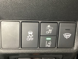 Hondaセンシング用の、VSA(ABS+TCS+横滑り抑制)解除と路外逸脱抑制機能のオンオフスイッチなどはハンドルの右側に装備しています。