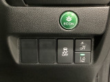 Hondaセンシング用の、VSA(ABS+TCS+横滑り抑制)解除と路外逸脱抑制機能のオンオフスイッチなどはハンドルの右側に装備しています。燃費に役立つECONボタンもここです。