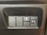 ハンドルの右側にはヘットライトリベライザーとVSA(ABS+TCS+横滑り抑制)の解除スイッチがついています。ヘッドライトリベライザーは道路状況や積荷の加重に応じてライトの高さを調節できます。