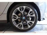 【BMWアロイホイール】軽量かつ強度に拘ったアロイホイール。走行性能ポテンシャルを引き出す設計。タイヤのサイドウォールが強化されたランフラットタイヤは、パンク時にタイヤがつぶれてもリムから外れません。