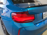 L字型リアコンビランプ:BMWの伝統的なデザインのひとつです。夜間でも誰が見てもBMWとわかる印象的なデザイン。