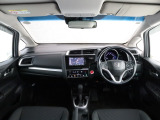 フィットの開放的な前方視界。視界広々で非常に運転しやすくロングドライブでも疲れを感じさせないすっきりとまとまったインパネ周りです。また、全ての装備が適正配置されていて操作性に優れています。