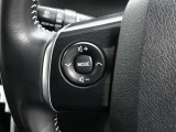ステアリングスイッチ付き。手を離さずにさまざまな操作が可能です。