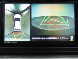 パノラミックビューモニター付きです。車両を上から見たような映像をディスプレイオーディオ画面に表示。運転席からの目視だけでは見にくい、車両周辺の状況をリアルタイムでしっかり確認できます。