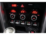 運転席と助手席、それぞれ温度調節ができ、オールシーズン快適なオートエアコンとなっております!
