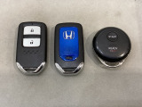 スマートキーを装備しています。鍵を差し込むことなくドアロックの開け閉めと、スタートボタン操作でのエンジンスタートができます。加えて、純正リモコンエンジンスターター用の操作キーもついています。