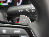 ◆減速セレクター装備◆ステアリングホイールの左右に取り付けられた2つのパドルスイッチで減速の強さを調整。 左側の「-」を操作すると減速を強く、右側の「+」を操作すると減速を弱くすることができます。