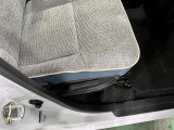 痛みの出やすい運転席シートの角、フロアマット、座面、ともに良好です