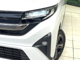 【LEDヘッドライト】悪天候や夜間走行時も良好な視界を確保し安心して運転できる高輝度LEDヘッドライトを装備!点灯速度が早く、消費電力も抑えられています。