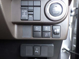 プッシュスタートボタンの画像です。スマートキーを携帯さえしていれば、キーを探さなくてもお車の始動が出来て便利です!