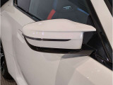 【Mドア・ミラー】エアロダイナミクスを最適化したMモデル専用ミラー。Mモデルのスポーティでダイナミックなパフォーマンスを雄弁に物語る象徴的なパーツです。Mモデルならではの装備のひとつです。