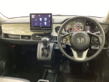 車内は光触媒抗菌消臭施工済です。インパネ周りはスタイリッシュなデザインで機能や装備も充実しています。グローブボックスやカップホルダーのほかにトレーなどたくさんの収納スペースが付いています。