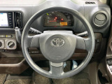 インテリアに合わせたデザインのステアリングは、運転される方のことも考え、運転しやすい形状、大きさです。是非一度、実際に触ってお確かめください。