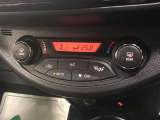 オートエアコンです。素早く快適な室内環境をつくりだします。また、スイッチ類を機能的にレイアウトし、使いやすさを追求しています!