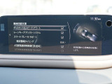 こちらのお車には先進安全装備が多数搭載されています。衝突被害を回避あるいは軽減するためのブレーキや、後方死角からの接近警報、車線逸脱を防止する警報装置など、詳しくはスタッフまでお尋ねください。