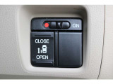 リア左側はパワースライドドアで、開閉には運転席のスイッチ、またはスライドドアのドアハンドルを少し引くだけで自動開閉します。