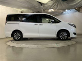 パワースライドドア装備で乗降りラクラク! 開閉もスイッチ一つでワンタッチですよ。 お子様やお年寄りの方も安心してお乗りできます。 坂道で開閉が重くなってしまう時に便利ですよ。