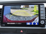 リアワイドカメラシステム!従来の視野に加えて、後方側方を約180&deg;まで見えるワイドビューと、後方を真上から見たような視野で駐車時などに便利なトップダウンビューの3つの視野があります!