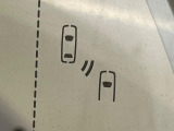 【ブラインドスポットモニター】走行中、ドアミラーの死角になりやすい箇所に後続車が接近するとサイドミラーのレンズに警告を表示!ドライバーに注意喚起をしてくれます。