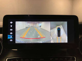 【全方位型モニター】クルマを上空から見下ろしているかのように、直感的に周囲の状況を把握できる全方位型モニター。狭い場所での駐車でも周囲が映像で確認できます。