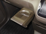 運転席と助手席の間には引き出し式のドリンクホルダーがあります。取りやすい位置にありますからドライブも楽しくなりますね!