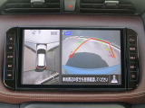 アラウンドビューモニターも装備しております。ご覧のように車体を真上か見たような映像なので、車庫入れの苦手なお客様ももうご心配いりません。