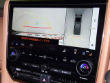バックモニター付なので後退時に後方が見えるので安心。 車は構造上、死角がたくさんなので万が一を考えると必須ですね。 あくまで補助の為の装備、バックは目視で確認する事が重要ですよ。