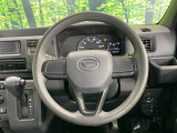 インテリアに合わせたデザインのステアリングは、運転される方のことも考え、運転しやすい形状、大きさです。是非一度、実際に触ってお確かめください。
