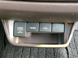 スマートフォンなどの音楽再生が可能なUSB接続ジャック装備車両です♪♪♪I-PADなどの充電も可能なType-C(3A)USBポートを装備♪同乗者の方にも便利にお使いいただけます♪