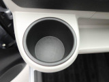 カップホルダーは運転席や助手席からちょうど手の届く位置です!!