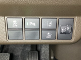 ハンドルの右側にはヘットライトリベライザーとHondaセンシング用のメインスイッチがついています。ヘッドライトリベライザーは道路状況や積荷の加重に応じてライトの高さを調節できます。
