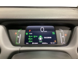 デジタル表示のスピードメーターとタコメーター、燃費やオドメーターなどの表示の他に、ホンダセンシング機能などの表示もできる多機能なマルチインフォメーション・ディスプレイです。