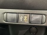 充電用USB端子付き。スマートフォンなどの充電に便利です。