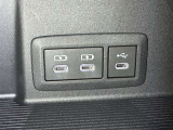 充電用USB端子付き。スマートフォンなどの充電に便利です。