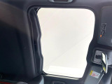 【ガラスルーフ】ガラスルーフ搭載で車内の解放感が一気にアップ!開放的なドライブをお楽しみいただけます。