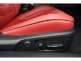 運転席にはパワーシートが付いております。パワーシートは指先1つで操作出来るためチカラの弱い女性の方でもシートに座ったまま操作出来ます♪
