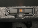 ハンドルの左下にETCがついています。高速道路の料金所の通過も楽々です。 カードの取り出しもしやすい場所についています。