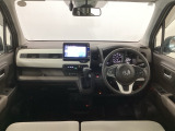 【前方視界】開放的な前方視界!運転がしやすく疲れにくいです♪窓が大きく、見通しがとっても良いおクルマですよ♪