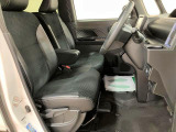 ベンチシート形状で足元も含め広々ゆったり座っていただけます。運転席側に装備してますセンターコンソールボックスを利用頂くとセパレートしてリラックス、ベンチにして開放的に2タイプお好みに合わせ使えます。