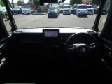 大きなフロントガラスで広々とした視界の運転席まわりです。