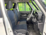 運転席まわりには十分なスペースがあり、大柄な方でもゆったり運転していただける環境です。