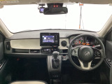 運転席からヘッドライトの盛り上がりがしっかり見えるため、車両感覚がつかみやすいのが特徴です。狭い路地や駐車場でも車幅を把握しやすく、取り回しがラクに行えます。