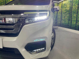 【LEDヘッドライト】悪天候や夜間走行時も良好な視界を確保し安心して運転できる高輝度LEDヘッドライトを装備!点灯速度が早く、消費電力も抑えられています。
