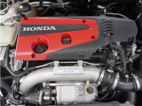◆全域高性能TYPE R専用2.0L VTEC TURBOエンジン◆アクセルを踏んだ瞬間、シートに背中を押しつけられるような加速Gが立ち上がり、低回転からピークまで胸のすく吹け上がりが続きます。