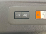 【パワーバックドア】スマートキーや運転席のボタンを押すだけでリアゲートが自動で開閉します!荷物を持っている時や、高い位置にあるバックドアを閉める際に便利な機能です♪