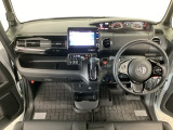 【前方視界】開放的な前方視界!運転がしやすく疲れにくいです♪窓が大きく、見通しがとっても良いおクルマですよ♪